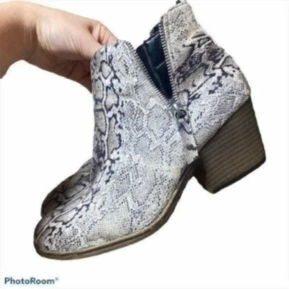 Boutique by Corky's Tombstone Snakeskin Animal Print Ankle Bootie Size 9 Womens
